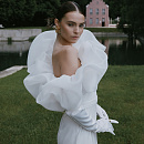 Лаконичное свадебное платье с ассиметричным верхом фото