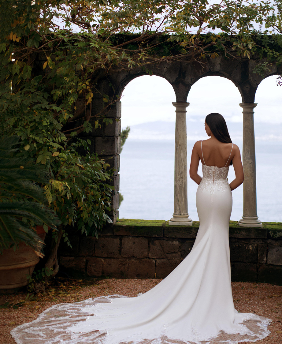 Свадебное платье русалка с роскошным шлейфом фото