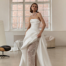 Эффектное свадебное платье из микадо с кружевной юбкой фото