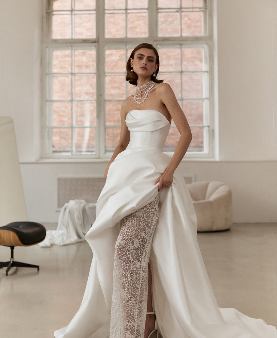 Эффектное свадебное платье из микадо с кружевной юбкой фото