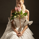 Стильное свадебное платье из тафты с декором в виде бантов фото