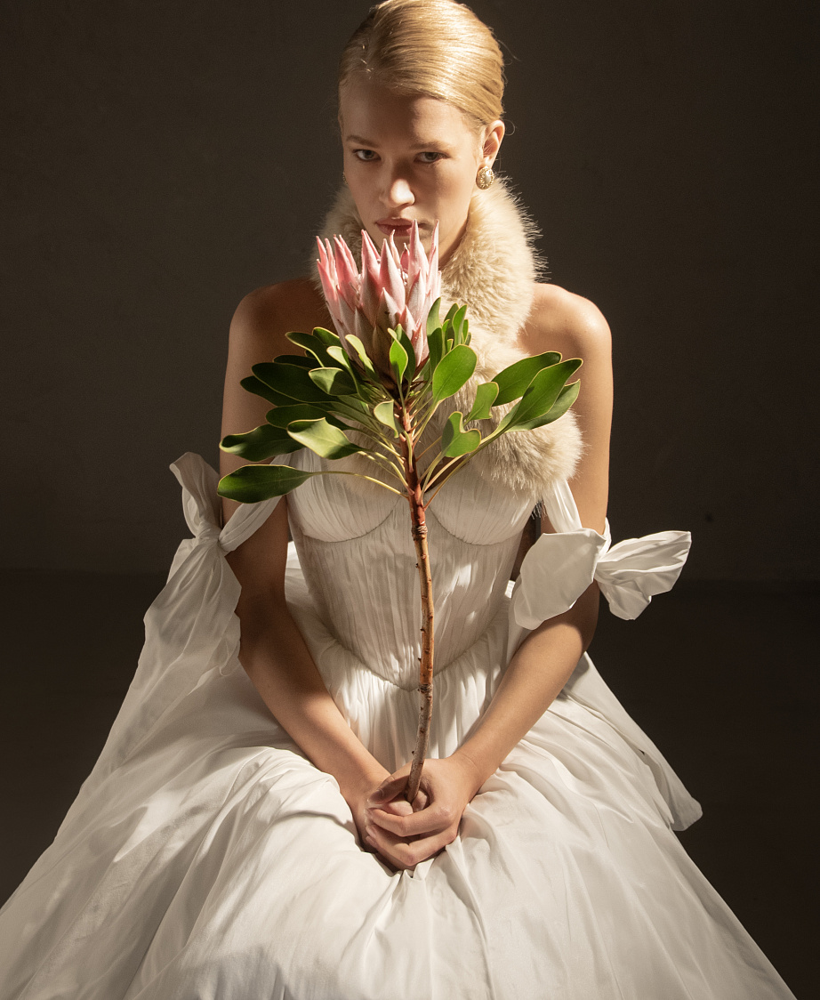 Стильное свадебное платье из тафты с декором в виде бантов фото