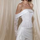 Короткое атласное платье с кружевным корсетом и перчатками фото