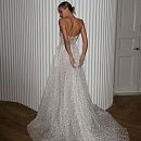Роскошное свадебное платье с глубоким декольте фото