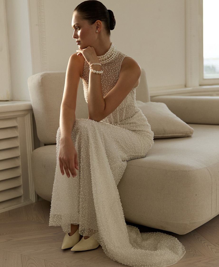 Облегающее свадебное платье полностью расшитое жемчугом фото