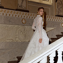 Закрытое кружевное свадебное платье cо шлейфом фото