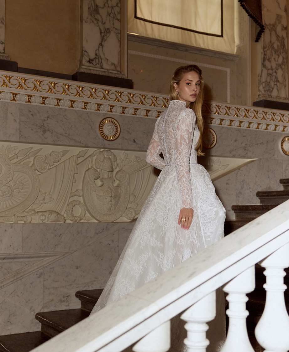 Закрытое кружевное свадебное платье cо шлейфом фото