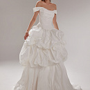 Пышное свадебное платье из тафты со спущенными плечами фото