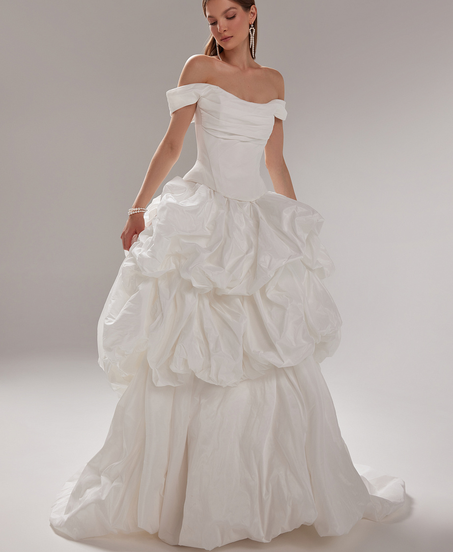 Пышное свадебное платье из тафты со спущенными плечами фото