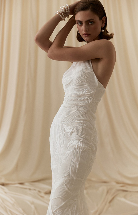 Эффектное свадебное платье из дизайнерской ткани с американской проймой и съемным кейпом фото