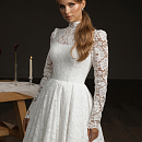 Закрытое кружевное платье с длинным рукавом и воротником-стойка фото