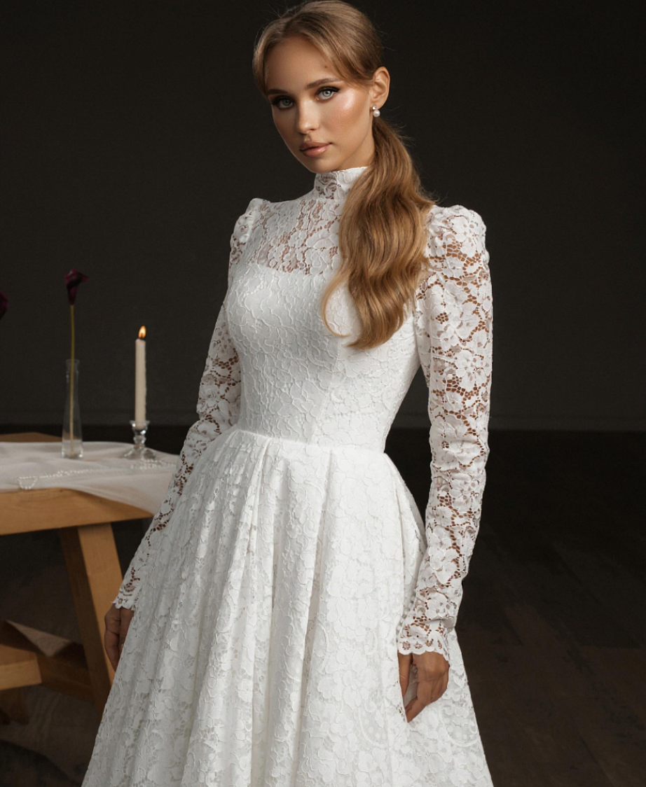 Закрытое кружевное платье с длинным рукавом и воротником-стойка фото