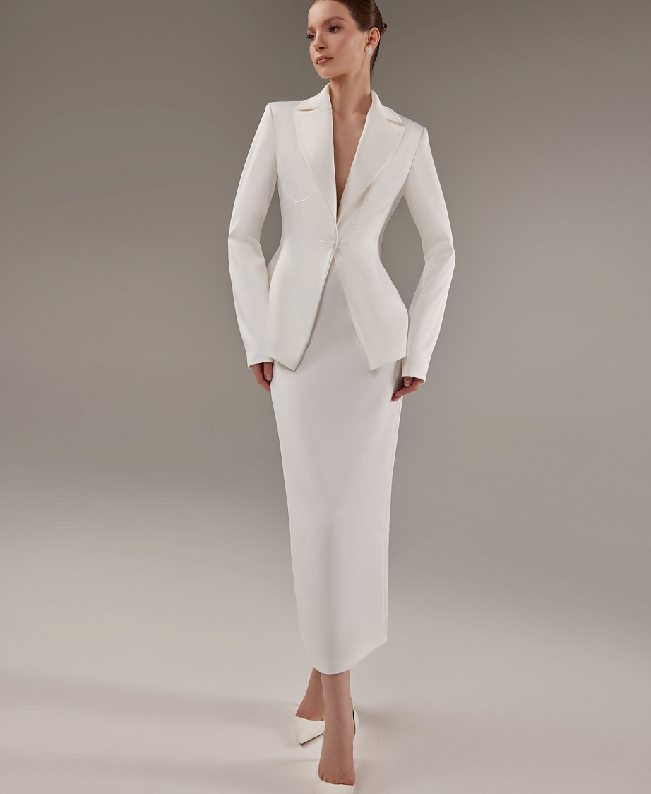 Свадебный костюм из атласа с юбкой-карандаш фото
