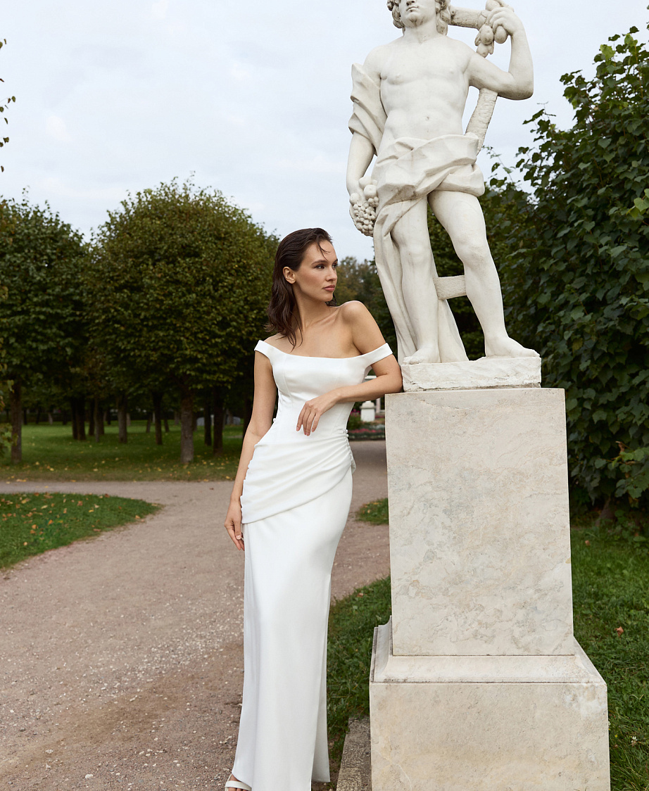 Элегантное атласное платье со шлейфом и драпировкой фото