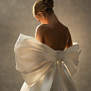 Атласное свадебное платье с объемным бантом фото