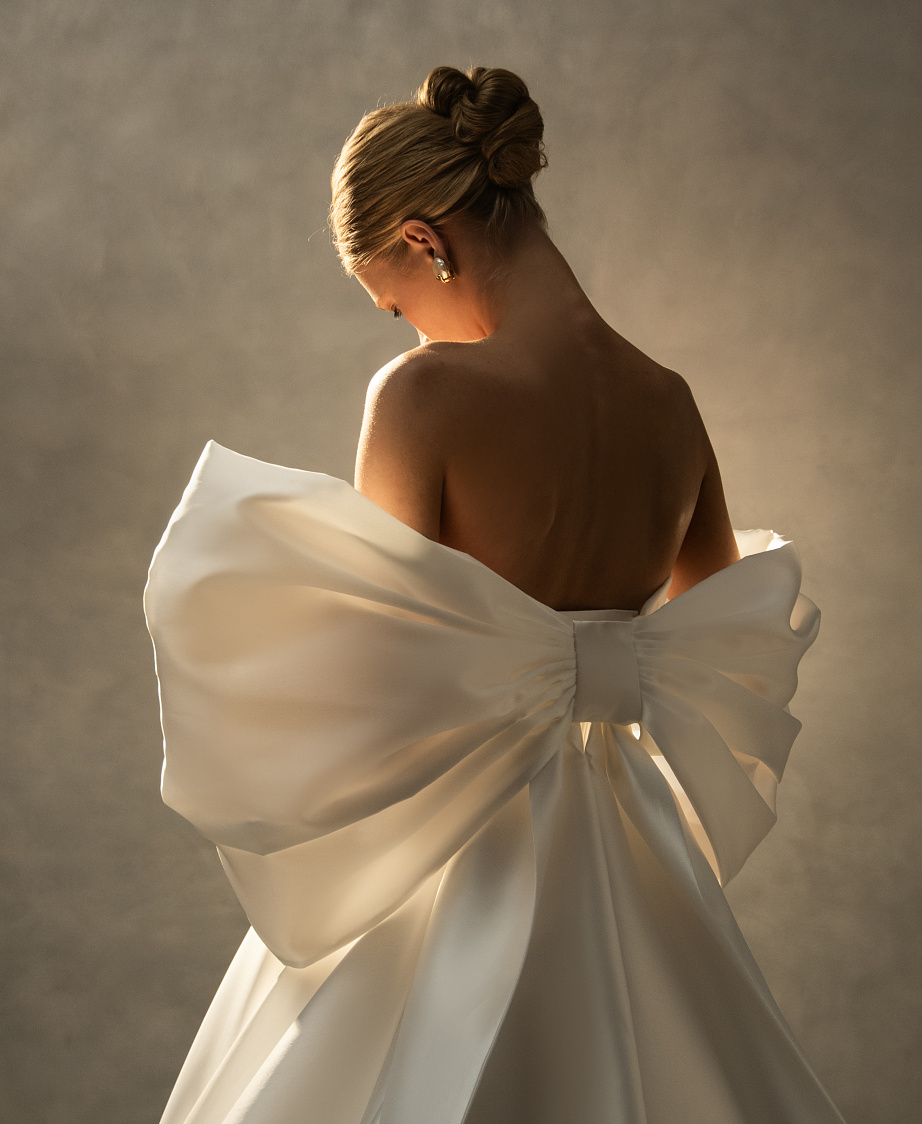 Атласное свадебное платье с объемным бантом фото