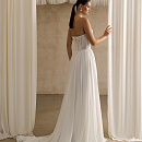 Шифоновое свадебное платье с жемчугом на корсете фото