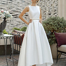 Нежное свадебное платье со шлейфом в стиле минимализм фото
