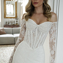 Кружевное свадебное платье рыбка с декором из бус фото