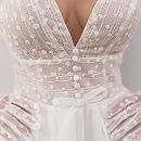 Белое свадебное платье в мелкий горошек фото