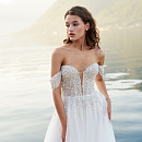 Струящееся свадебное платье с красивым корсетом расшитым кристаллами фото