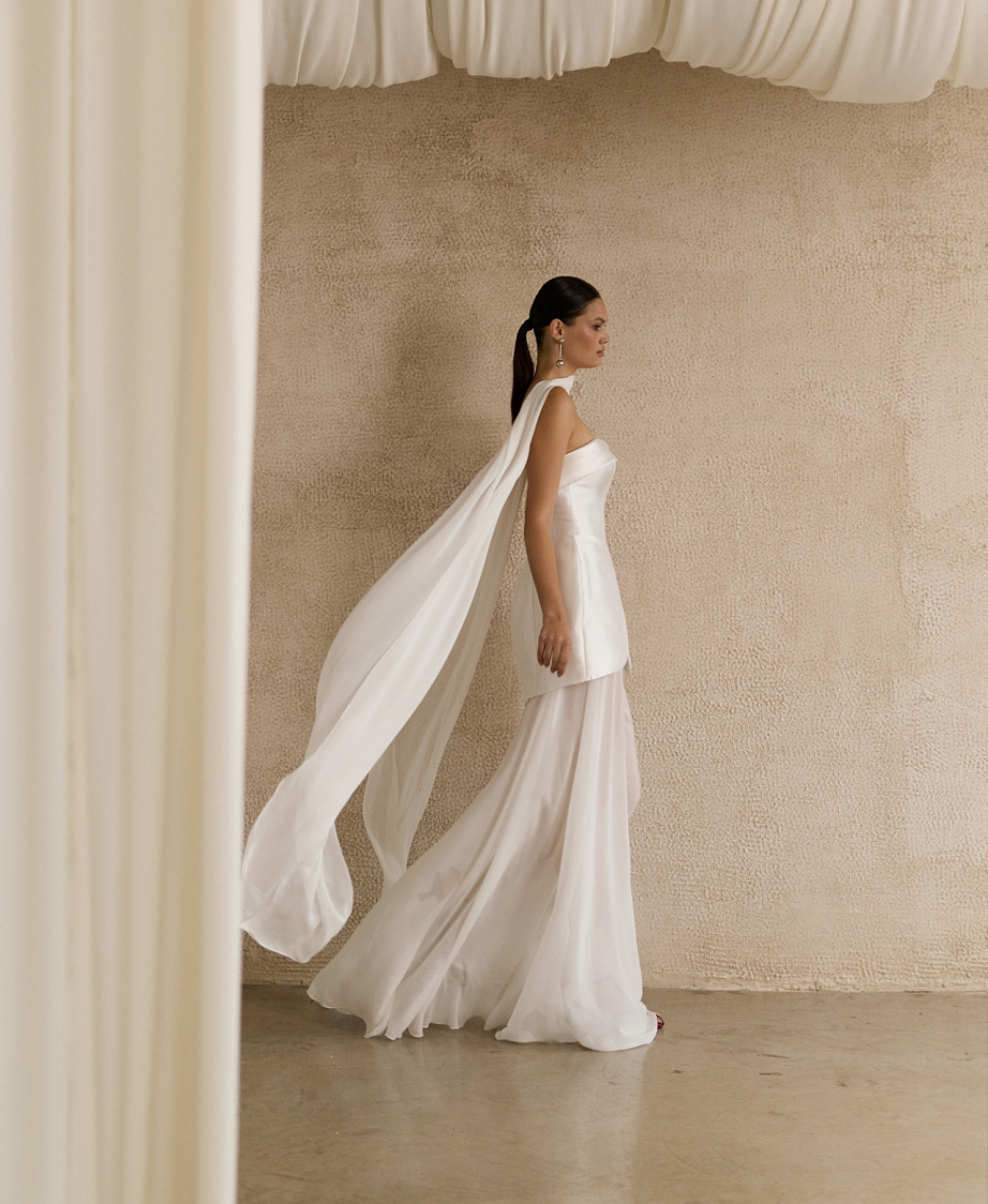 Короткое свадебное платье с прозрачной юбкой из шифона фото