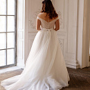 Лаконичное свадебное платье для полных фото
