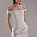 Короткое атласное свадебное платье со спущенными плечами фото