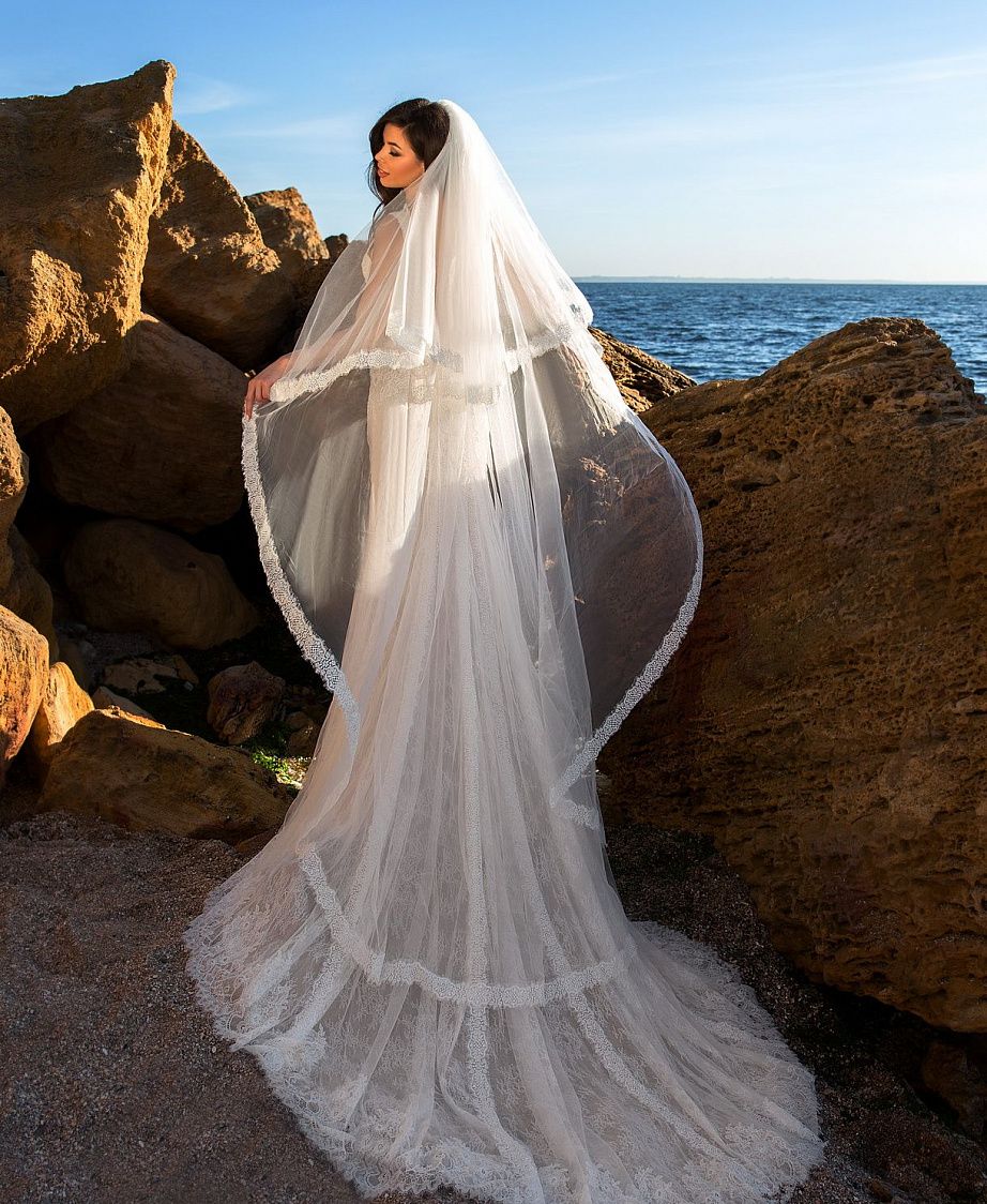 Свадебное платье русалка с глубоким вырезом по переду фото
