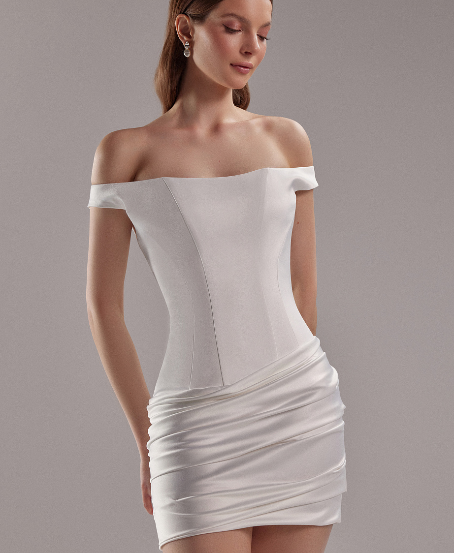 Короткое атласное свадебное платье со спущенными плечами фото