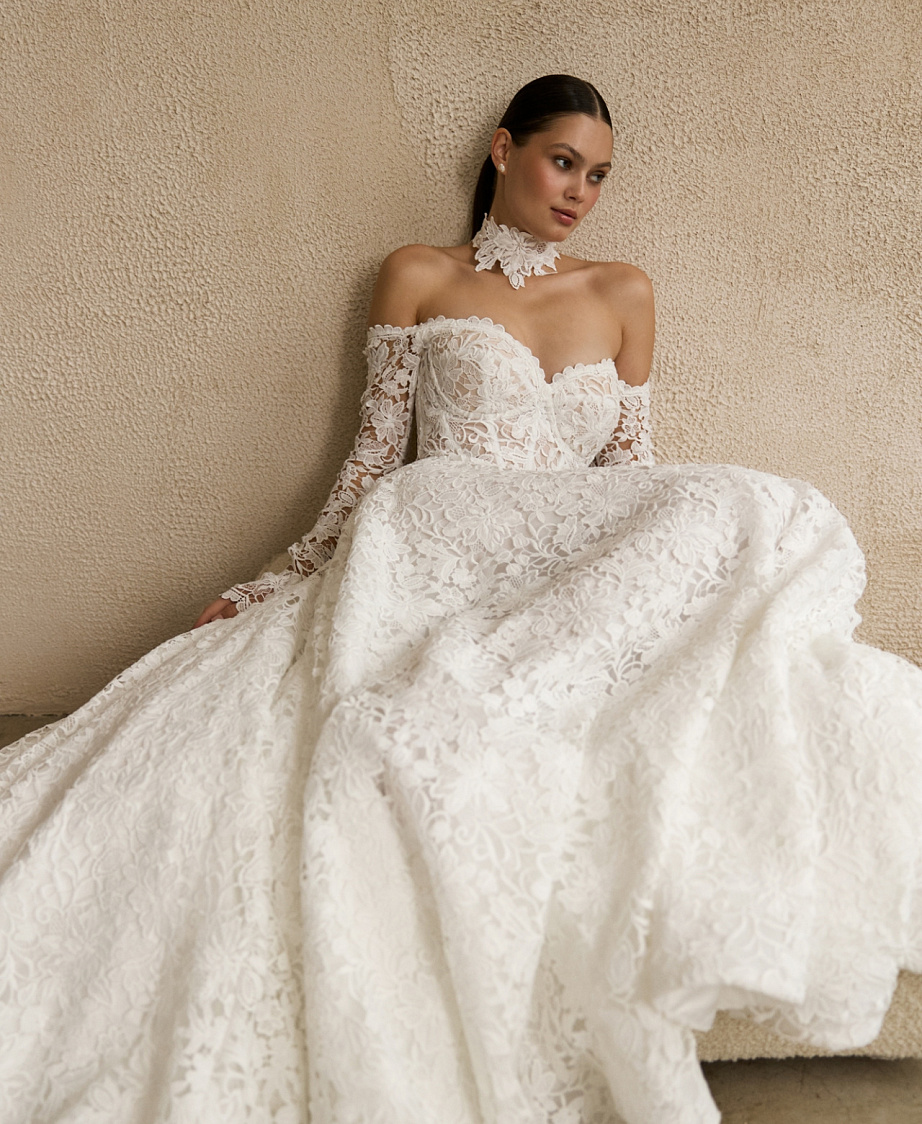 Роскошное кружевное свадебное платье с рукавами и открытыми плечами фото