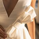 Атласное свадебное платье с бантом фото