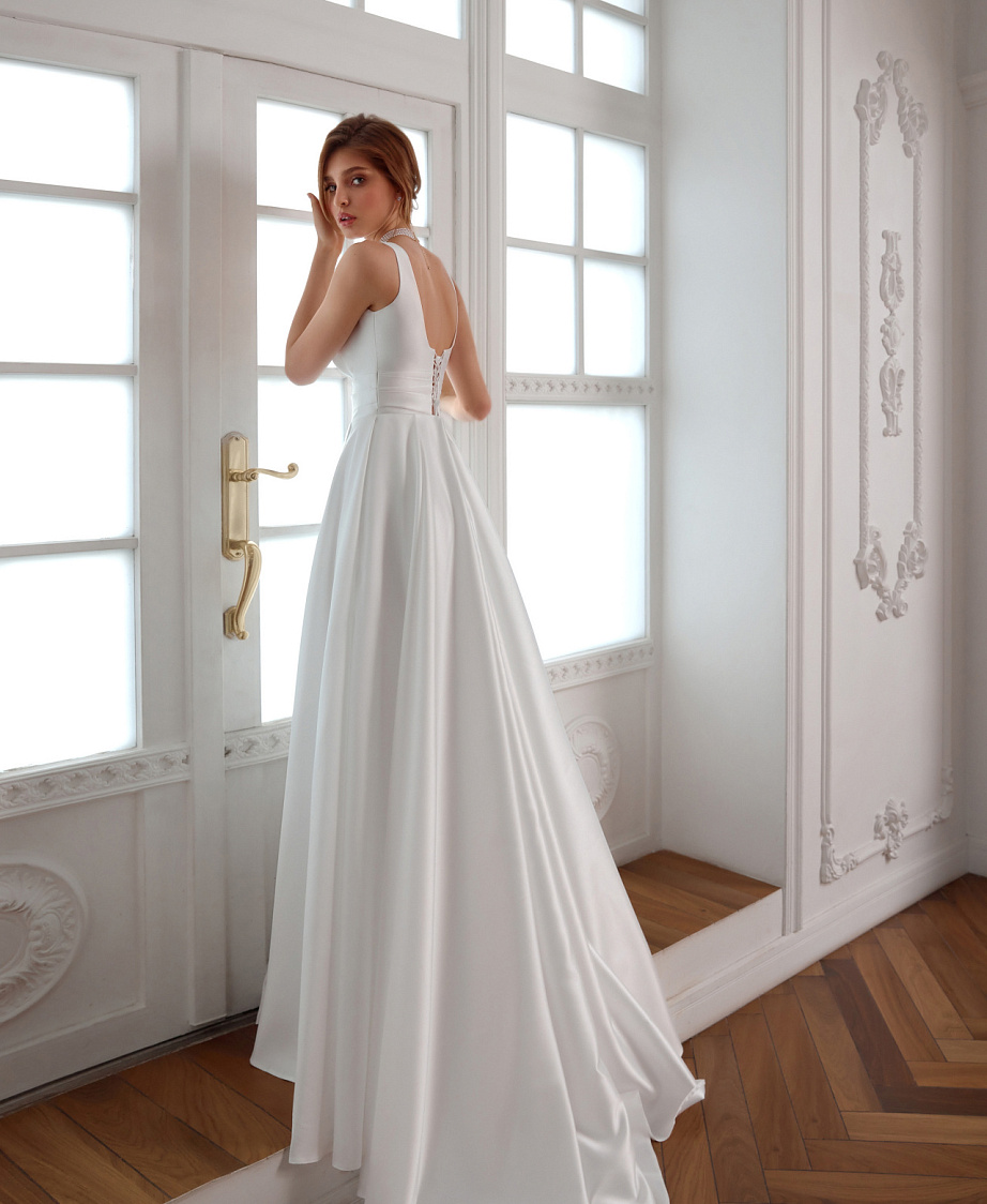 Лаконичное свадебное платье с v-вырезом фото