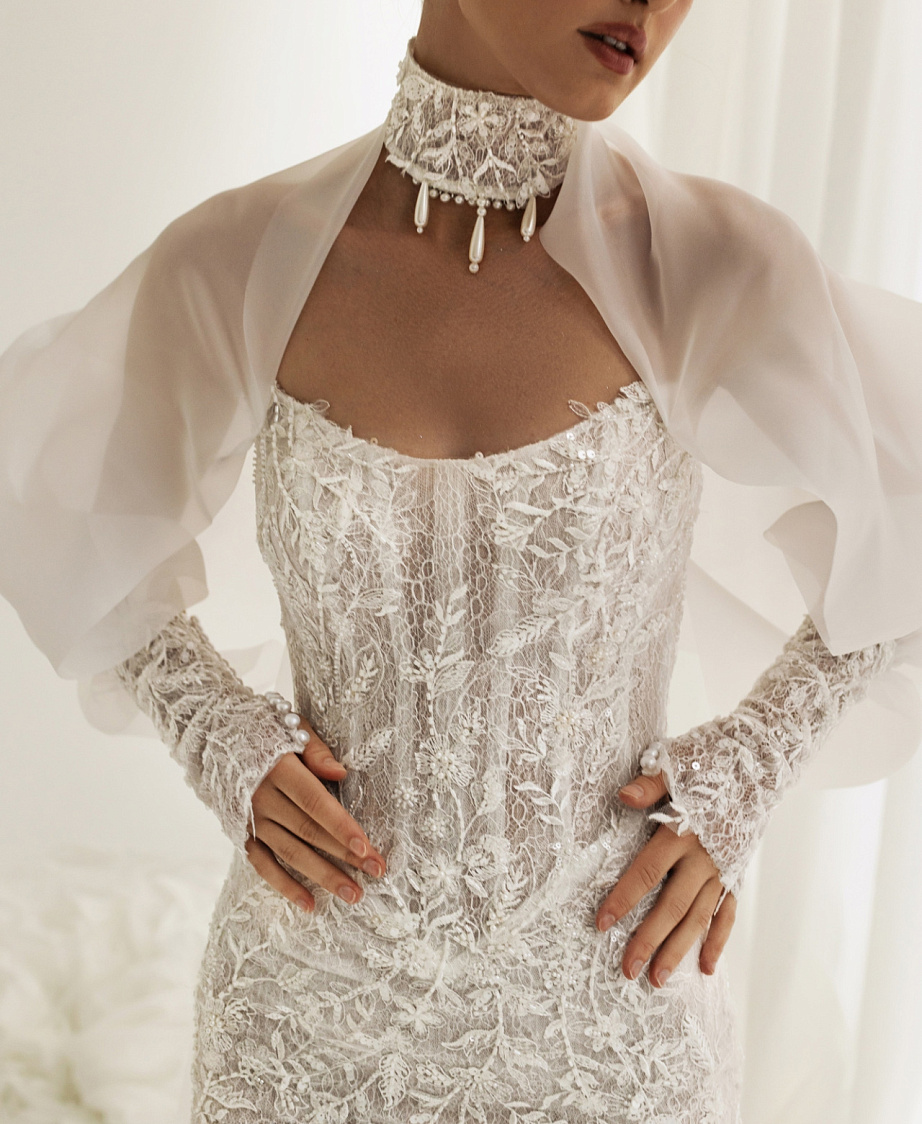 Короткое свадебное платье с чокером фото