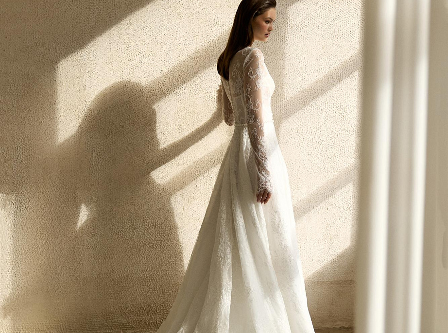 Свадебное платье А-силуэта с длинными рукавами и V-образным вырезом фото