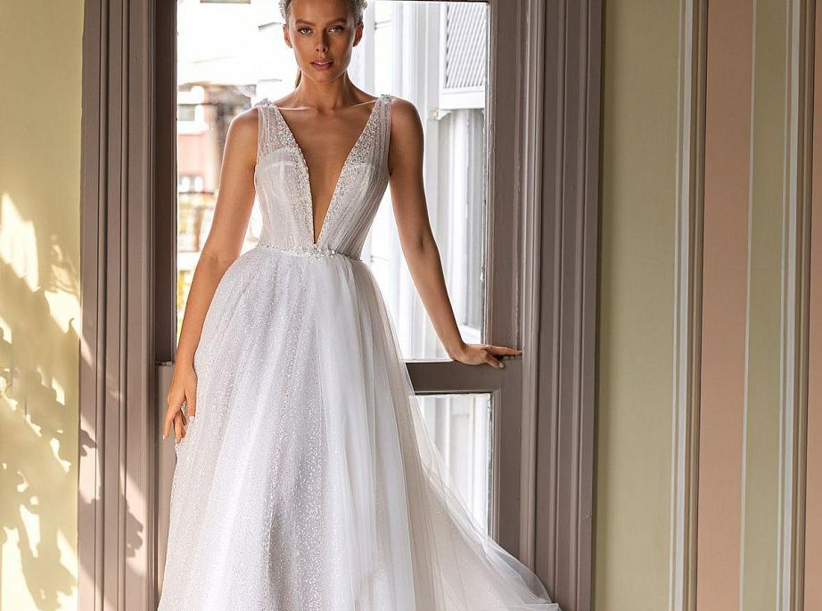 Блестящее свадебное платье с бельевыми чашками фото