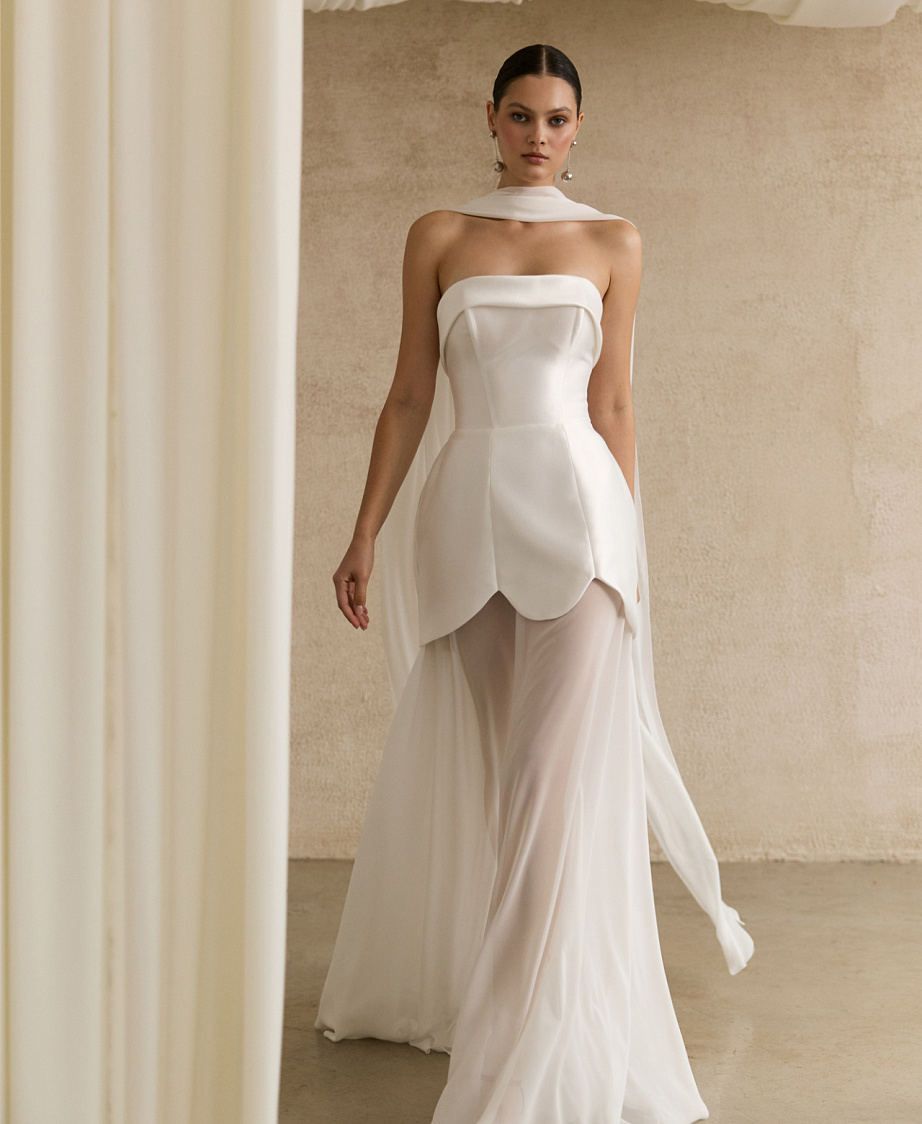 Короткое свадебное платье с прозрачной юбкой из шифона фото