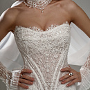 Кружевное свадебное платье-русалка с открытым верхом фото