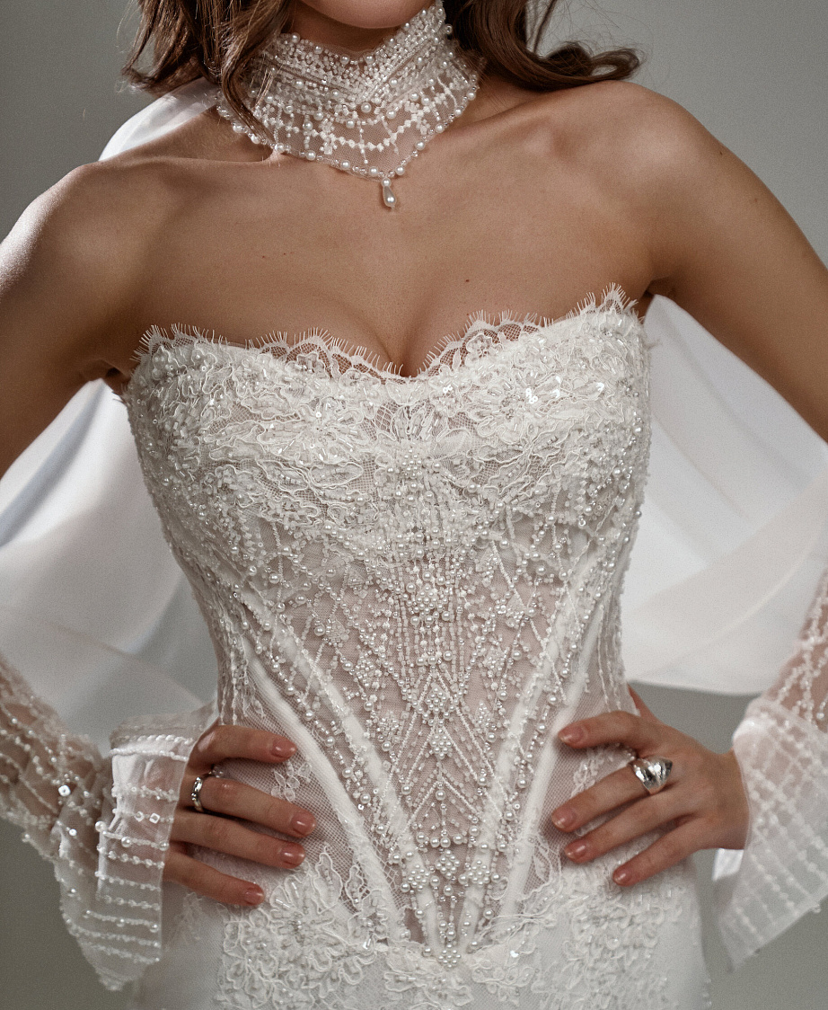 Кружевное свадебное платье-русалка с открытым верхом фото