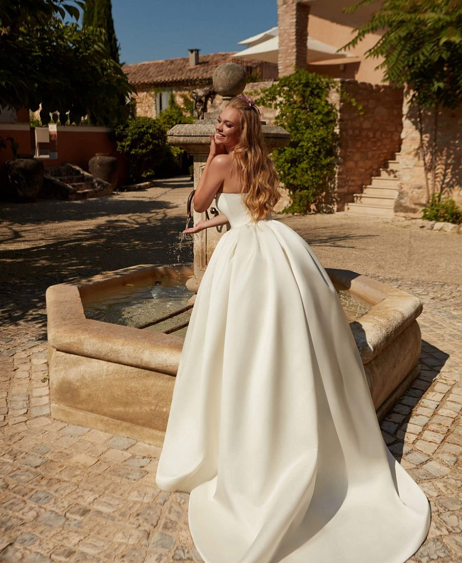 Атласное свадебное платье с открытыми плечами и корсетом фото