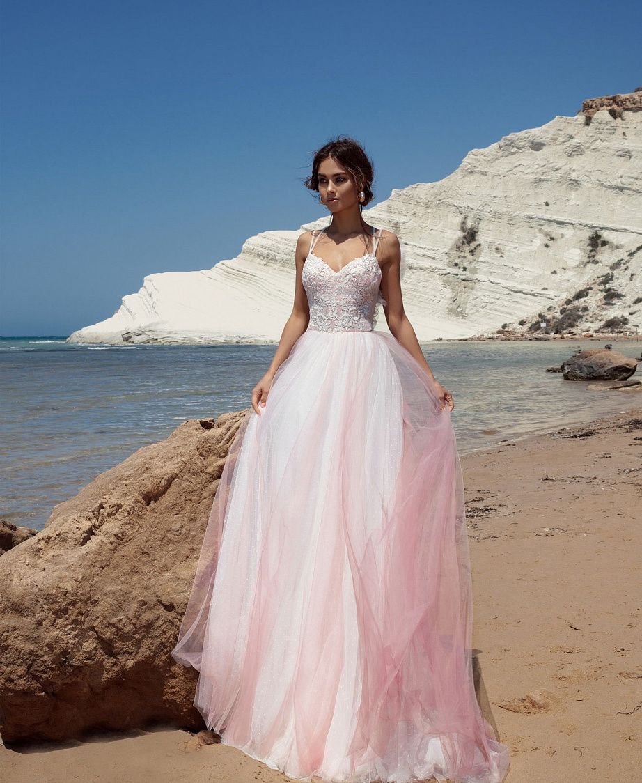 Свадебное платье с розовым оттенком