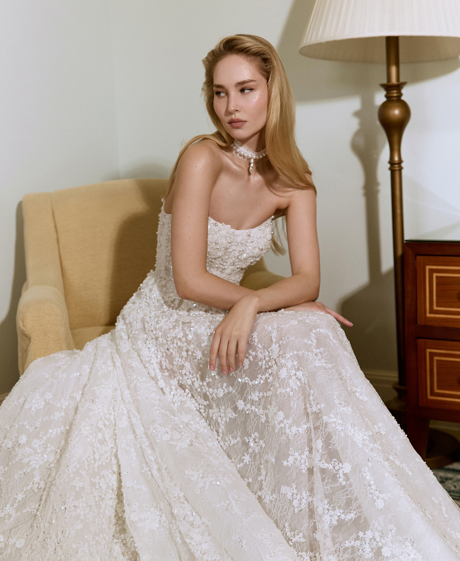 Пышное кружевное свадебное платье с жемчугом  фото