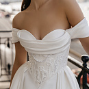 Атласное свадебное платье с объемной вышивкой фото