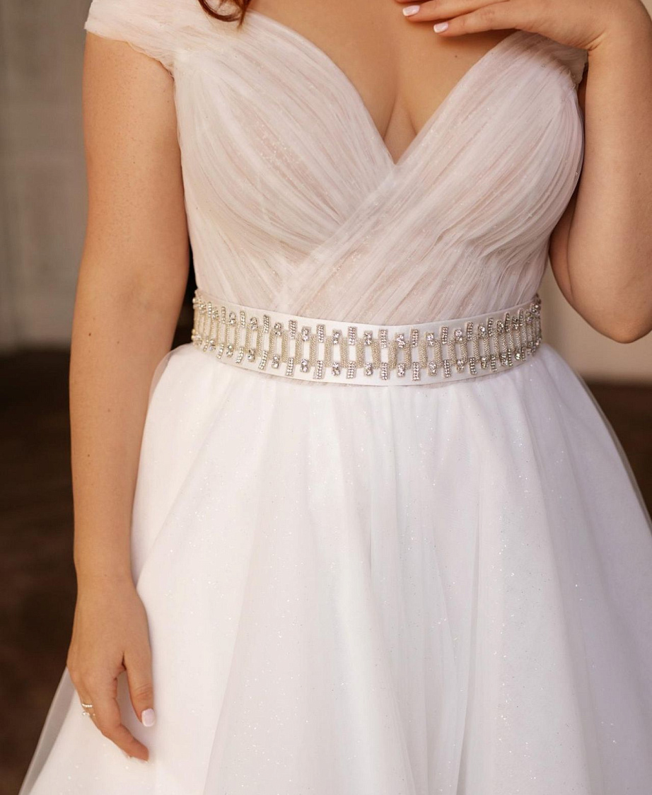Лаконичное свадебное платье для полных фото