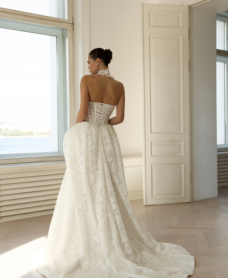 Роскошное кружевное свадебное платье с чокером фото