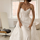 Стильный свадебный комплект со съемным шлейфом из дизайнерской ткани фото