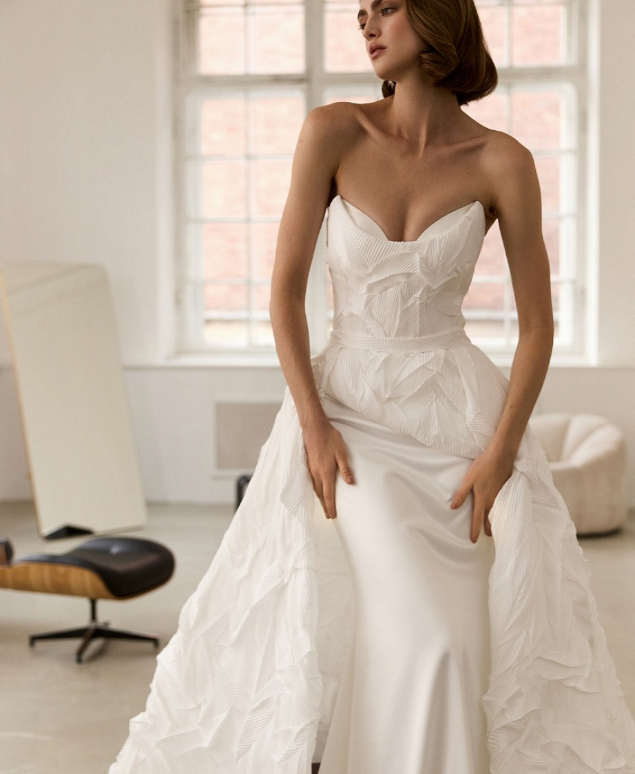 Стильный свадебный комплект со съемным шлейфом из дизайнерской ткани фото