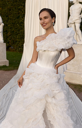 Пышное платье из дизайнерской ткани с атласным корсетом фото