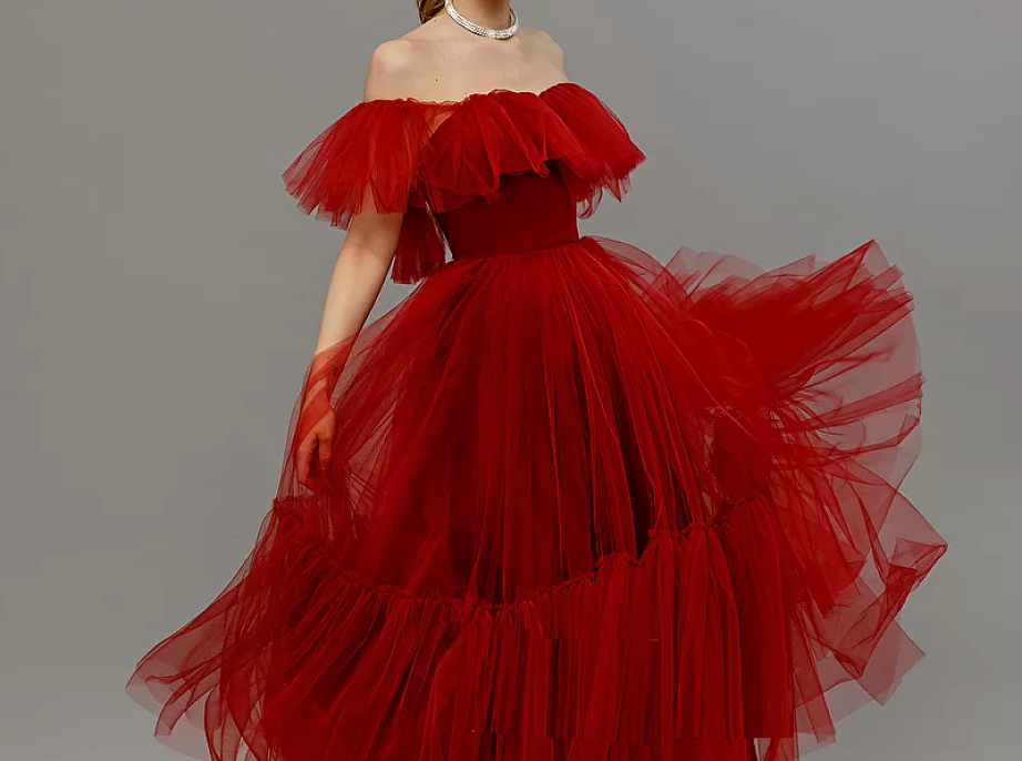 Красное платье миди из фатина фото
