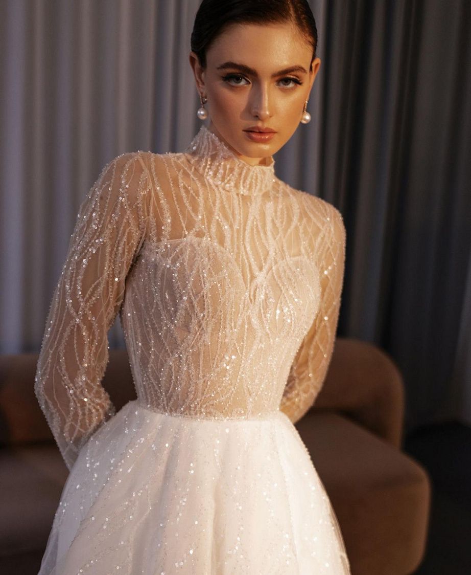 Роскошное свадебное платье с кружевными рукавами фото